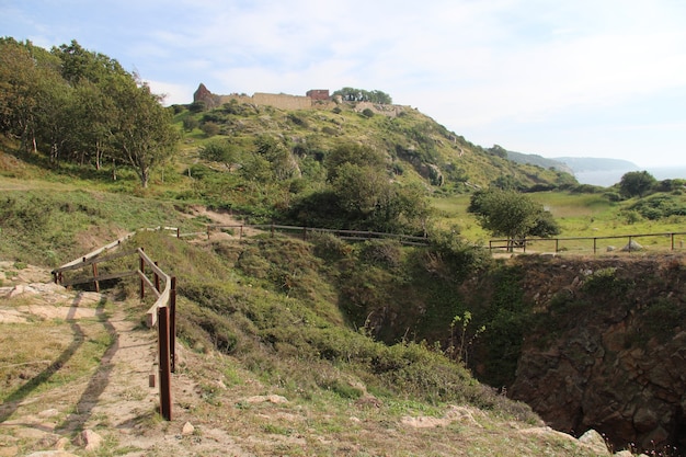 Low angle shot of Hammershus murs au sommet d'une colline à Bornholm