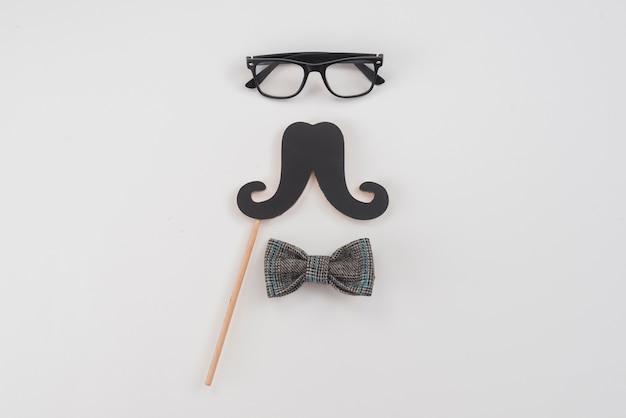 Photo gratuite lunettes avec moustache en papier et noeud papillon