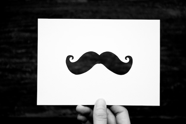 Photo gratuite main moustache papier sculpté