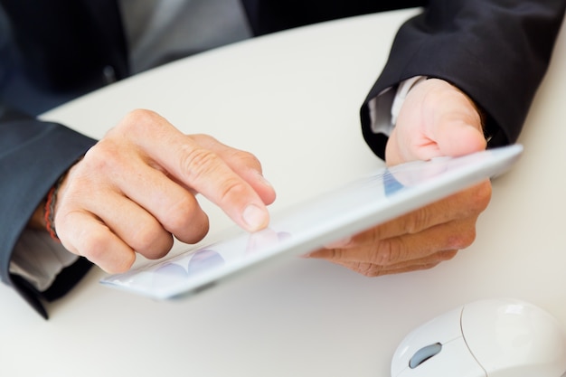 Photo gratuit les mains de l&#39;homme à l&#39;aide d&#39;une tablette