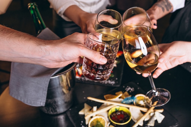 Photo gratuite mains mâles et femelles se bouchent avec des cocktails