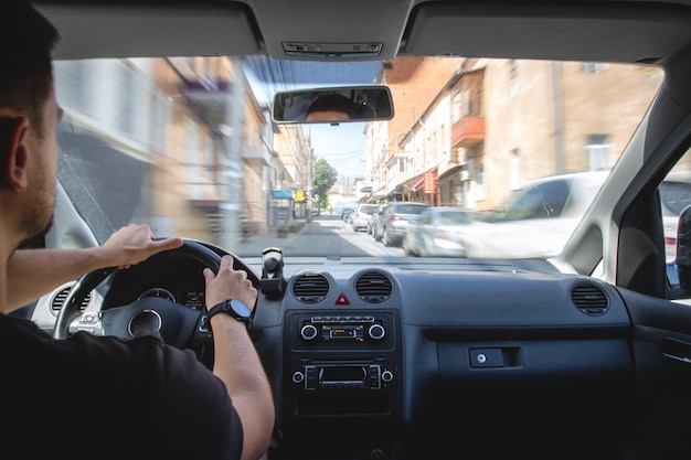 Mains sur le volant lors de la conduite à grande vitesse depuis l'intérieur de la voiture