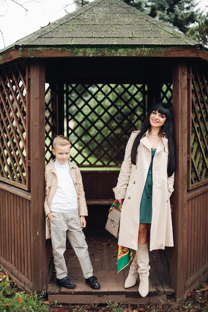 Photo gratuit maman et son fils sont en bons termes en se promenant dans le parc en bavardant