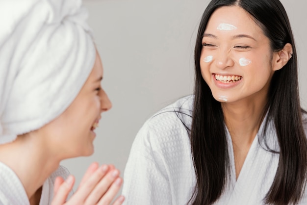 Photo gratuite meilleurs amis ayant un soin de beauté à la maison