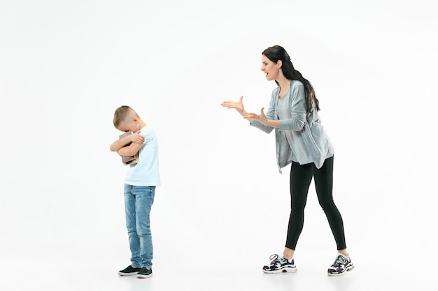 Mère en colère grondant son fils à la maison.