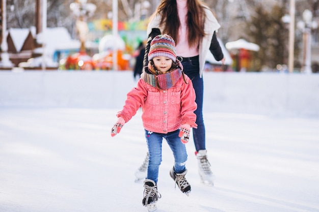 Mère, fille, enseignement, patinage glace, patinoire