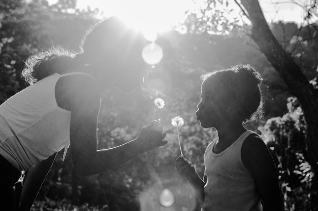 Mère avec fille photo en noir et blanc