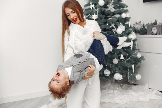 Mère avec fils dans une décoration de Noël