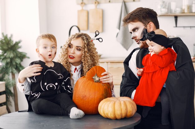 Mère père et enfants en costumes et maquillage. La famille se prépare à la célébration de l'Halloween.