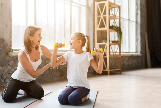 Mère, portion, fille, tenue, poids, yoga, natte