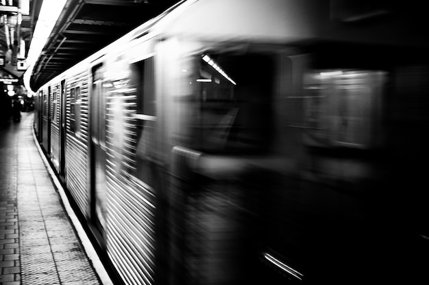 Metro en noir et blanc sur le mouvement