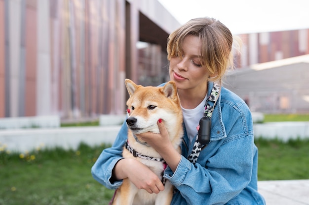 Photo gratuit mignon animal de compagnie shiba inu avec sa famille