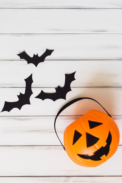 Photo gratuite mignon panier et chauve-souris pour la fête d'halloween