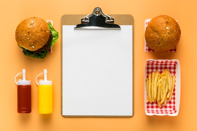 Photo gratuite mise à plat du menu vierge avec frites et burger