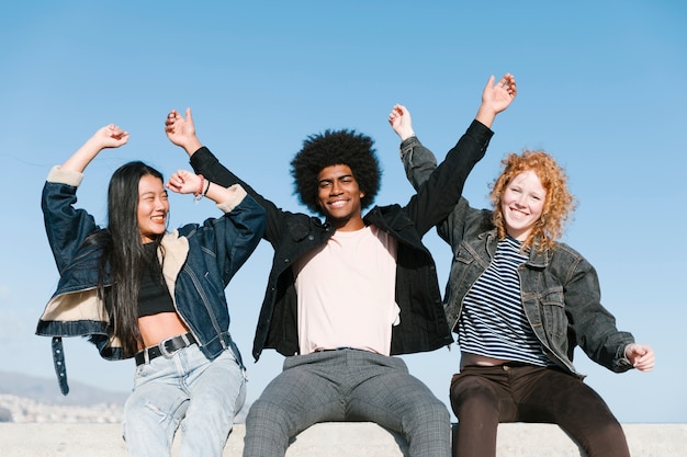 Photo gratuite mode de vie de jeunes amis en plein air