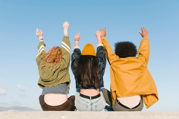 Photo gratuite mode de vie de jeunes amis en plein air