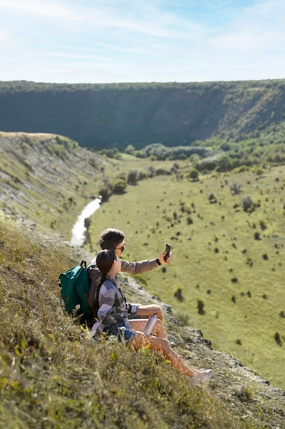 Photo gratuite mode de vie des personnes voyageant et campant