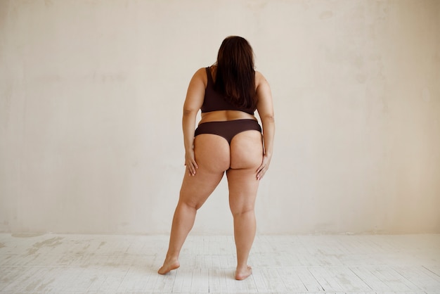 Modèle complet de taille plus posant en studio