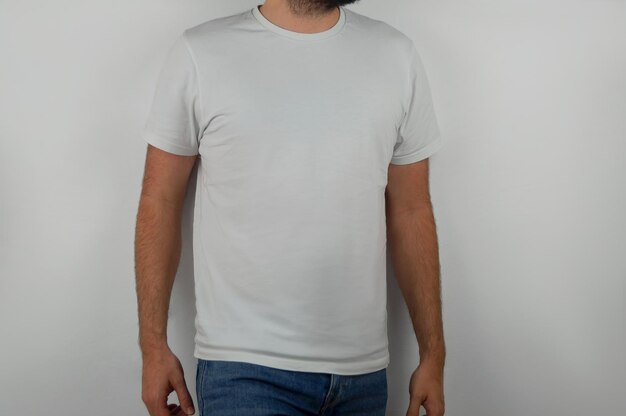 Modèle avec jeans et t-shirt blanc