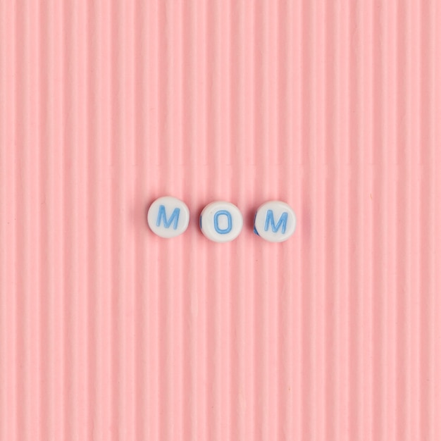 Photo gratuite mom perles texte typographie sur rose