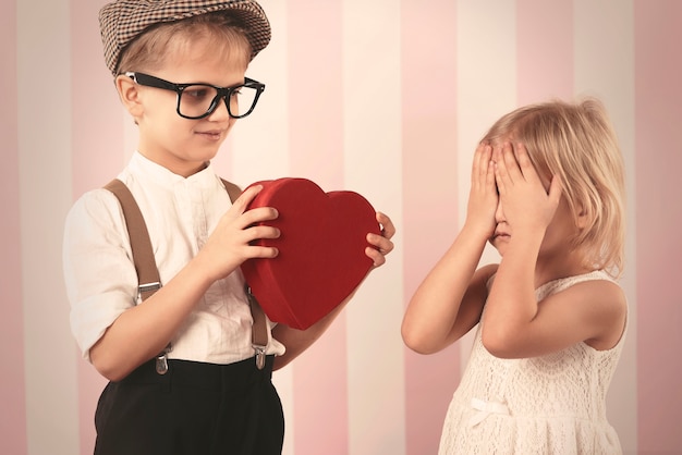 Photo gratuite le moment d'attente pour un cadeau