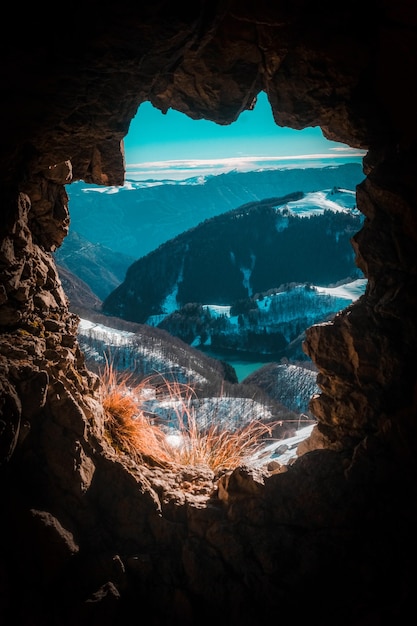 Photo gratuite montagne rocheuse brune avec de la neige