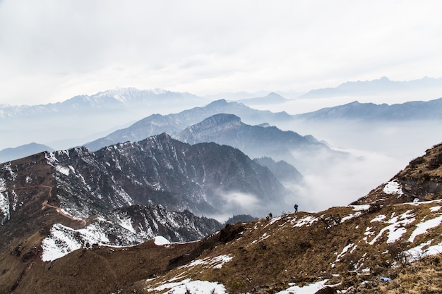 Photo gratuit montagnes avec le brouillard