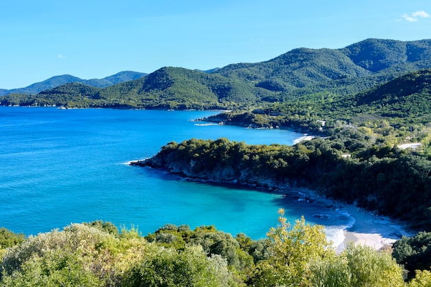 Photo gratuite montagnes vertes et mer bleue à olympiada halkidiki grèce