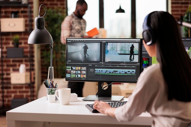 Photo gratuite monteuse vidéo féminine travaillant avec des séquences créatives, éditant des montages de films avec étalonnage des couleurs et son, travaillant en freelance à la maison. utiliser un logiciel de post-production pour faire un film.