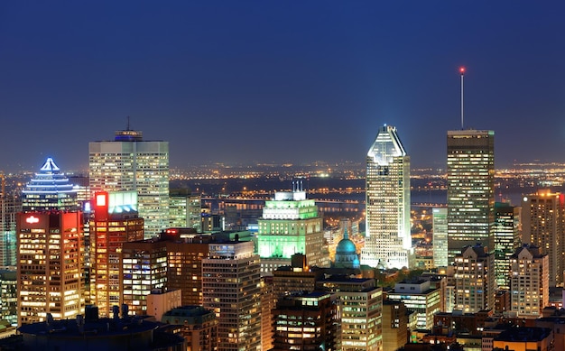 Montréal au crépuscule avec des gratte-ciel urbains vus du Mont Royal