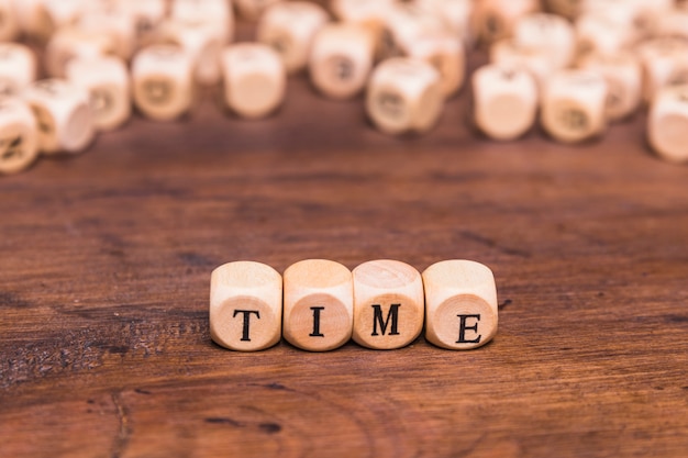 Photo gratuite mot du temps fait de cubes en bois