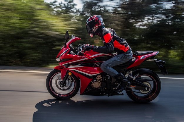 Photo gratuit un motocycliste à vélo sur la route.