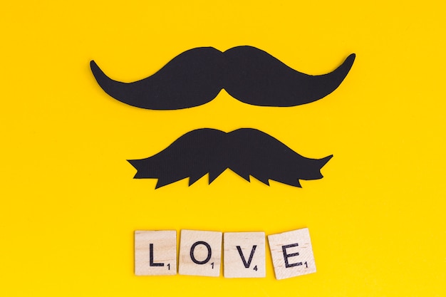 Photo gratuite moustache avec texte d'amour sur fond clair