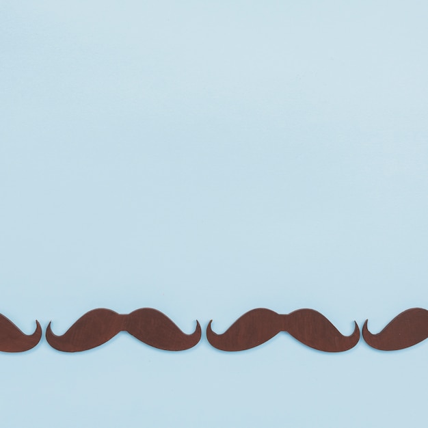 Photo gratuite moustaches de papier noir dans la rangée