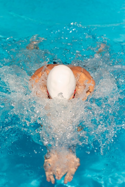 Photo gratuite nageur masculin nageant dans la piscine