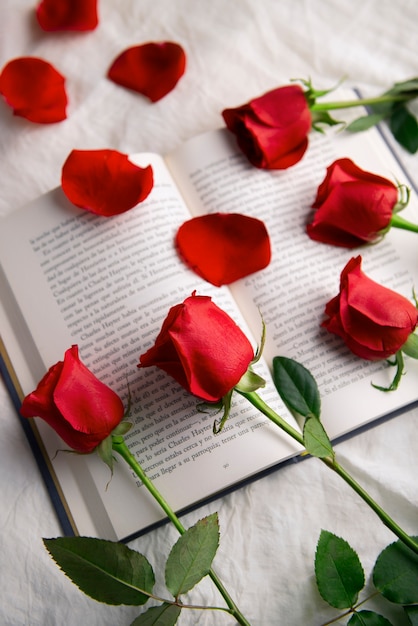 Photo gratuit nature morte de belles roses rouges pour la célébration de sant jordi