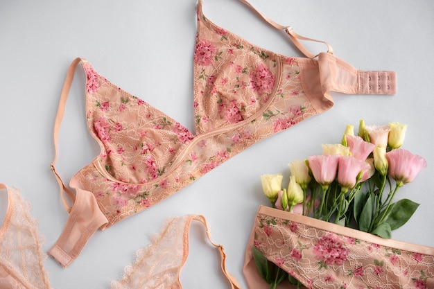 Photo gratuite nature morte de lingerie soutien-gorge