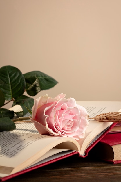 Photo gratuit la nature morte de sant jordi pour le jour des livres et des roses