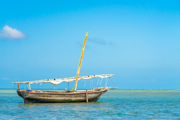 Photo gratuit navire de pêche dans l'eau de l'océan indien à marée basse. zanzibar, tanzanie