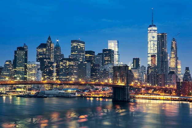 New York City Manhattan Midtown au crépuscule avec le pont de Brooklyn. ETATS-UNIS.