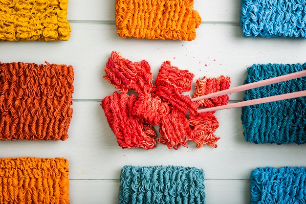 Photo gratuite nouilles colorées ramen vue de dessus et baguettes colorées