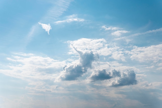 Photo gratuite nuages duveteux sur un ciel bleu