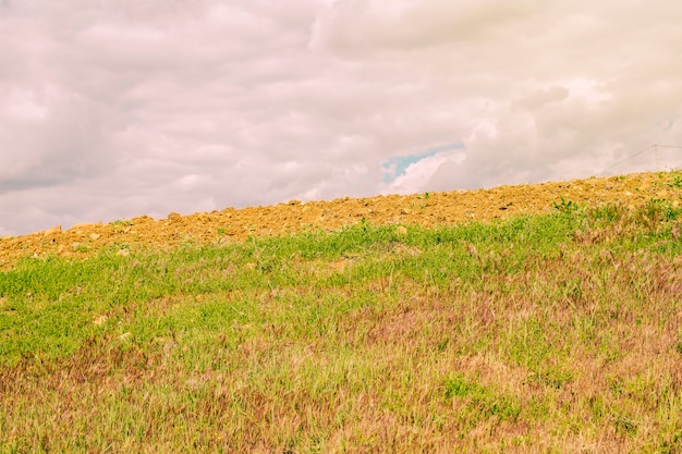 Photo gratuite nuages sur le terrain