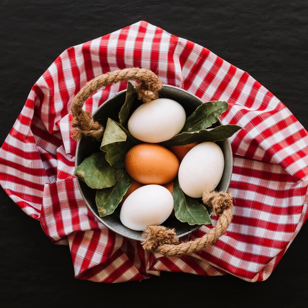 Oeufs et feuilles de laurier dans une casserole