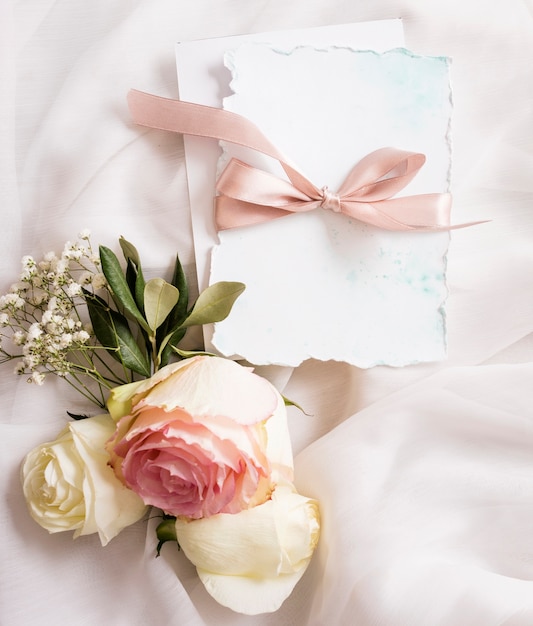 Photo gratuit ornement floral et carte de mariage