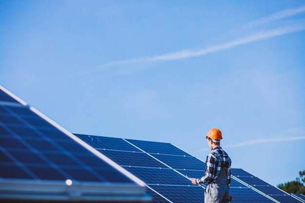 Photo gratuite ouvrier dans le feu près des panneaux solaires