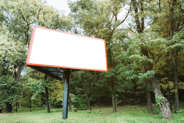 Photo gratuite panneau d'affichage près de la forêt