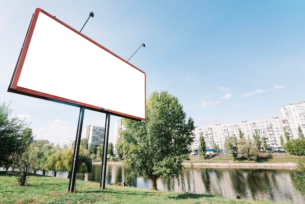 Photo gratuite panneau d'affichage près de la rivière