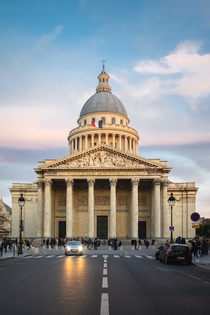 Photo gratuit panthéon entouré de gens sous un ciel nuageux pendant le coucher du soleil à paris en france