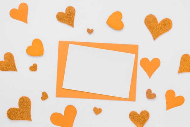 Photo gratuite papier avec des coeurs pour la saint-valentin